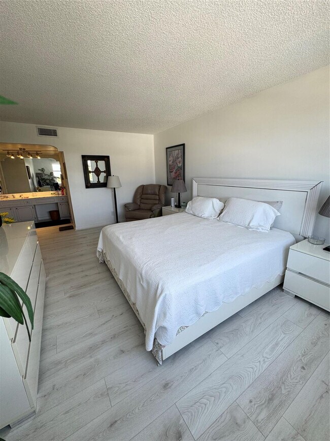 Building Photo - 5200 N Ocean Blvd