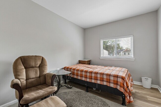Building Photo - Beautifully remodeled two-level townhouse located in the desirable Irongate Community,