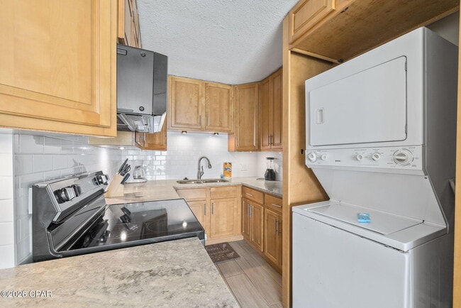 Building Photo - 8743 Thomas Dr
