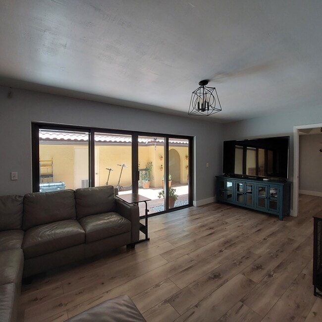 Building Photo - 3871 Alcantara Ave