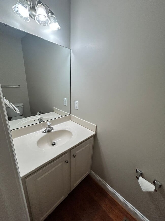Building Photo - Like New Townhome in Old SW! Close to Cari...