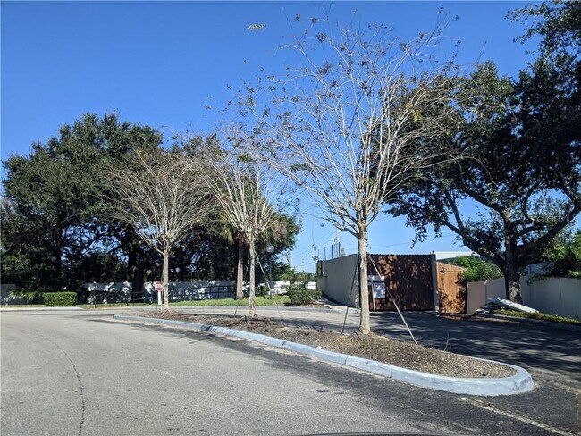 Building Photo - 2031 Dixie Belle Dr