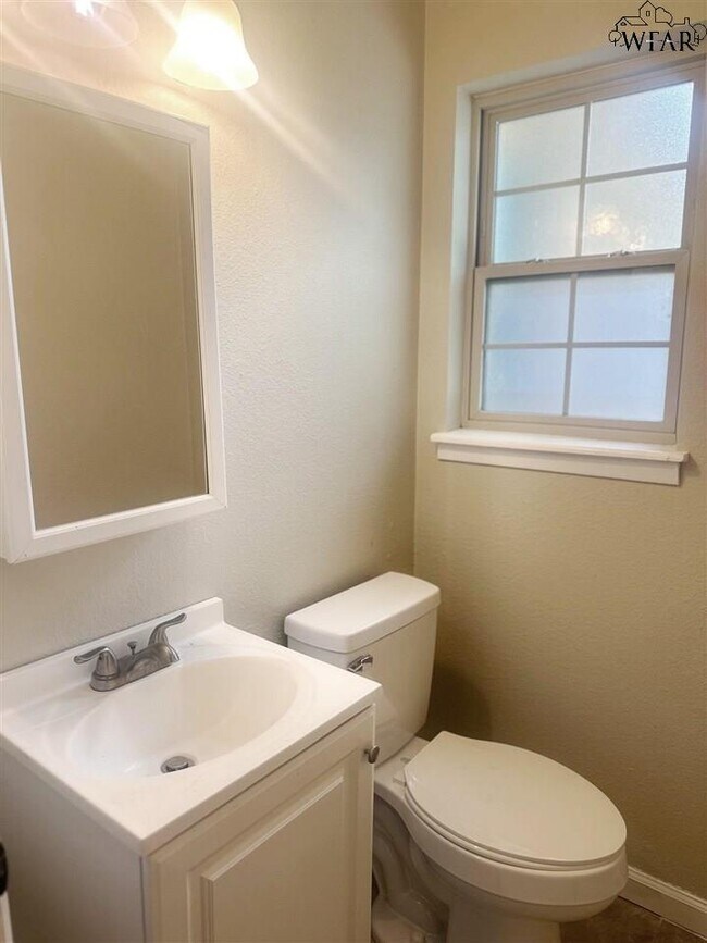 Building Photo - 5119 Parklane Dr