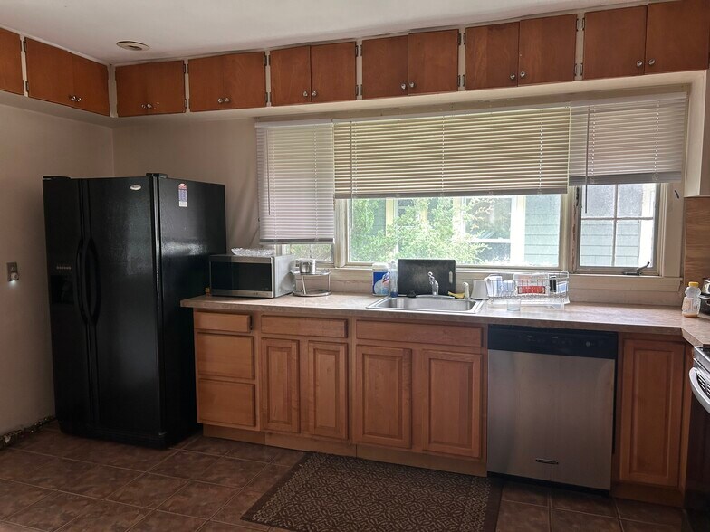 Building Photo - 176 Brush Hill Rd