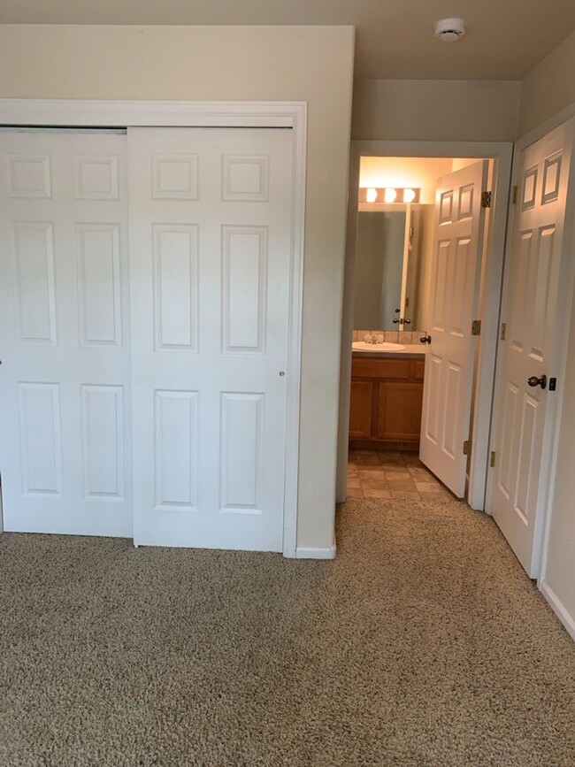 Building Photo - 844 Apex Dr