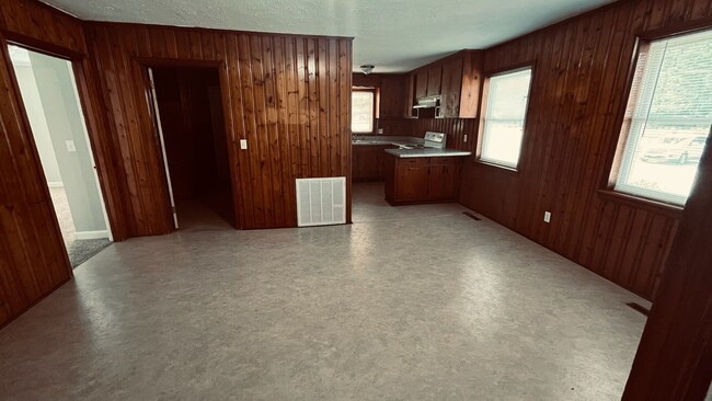 Building Photo - Farmhouse Charm!