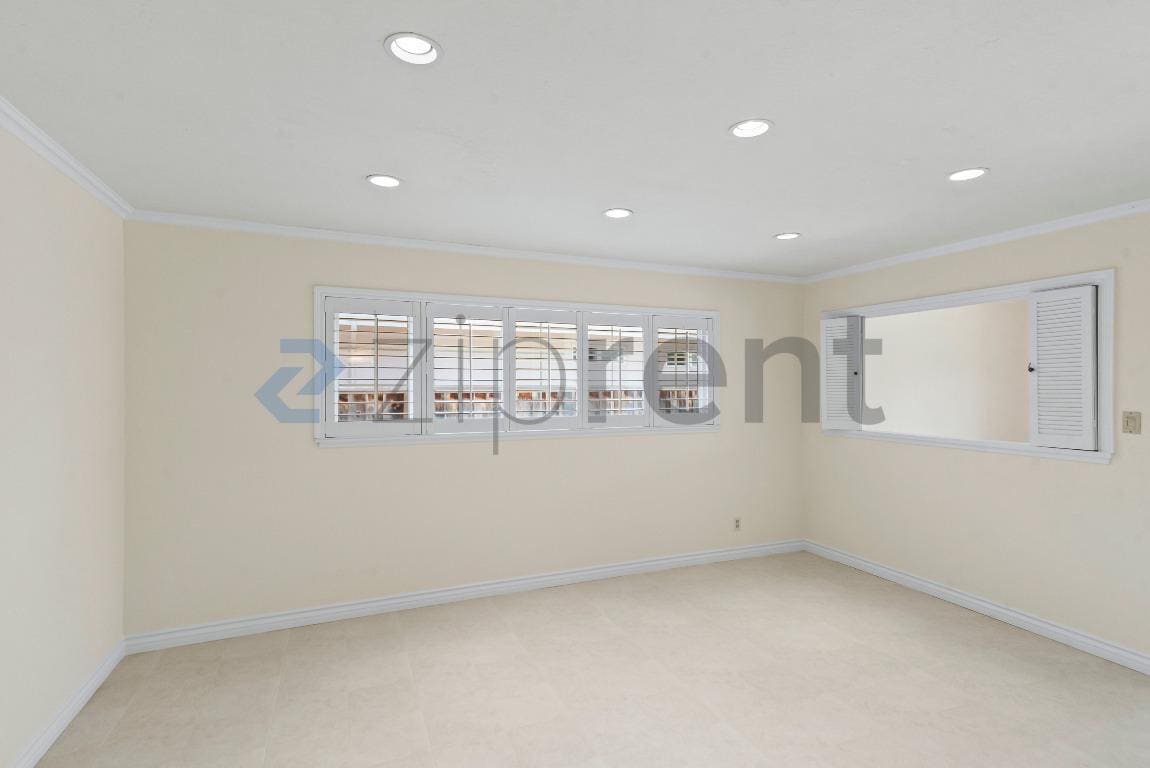 Building Photo - Unit n/a