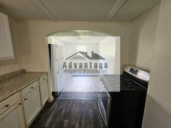 Building Photo - 418 E Brooks Ave