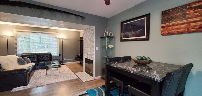 Building Photo - Maplewood Hills 2 Bedroom End Unit Townhome