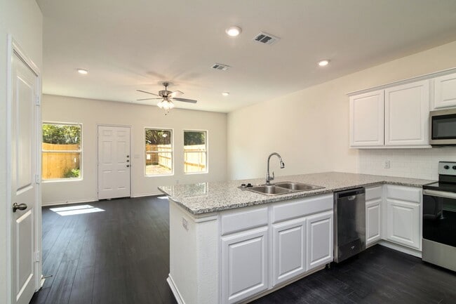 Building Photo - AVAILABLE NOW! 3 BEDROOM TRIPLEX LOCATED IN BONHAM, TEXAS!