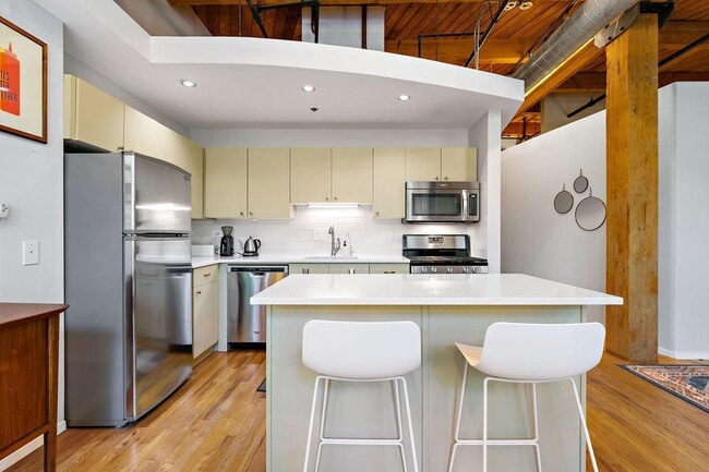 Building Photo - 2210 W Wabansia Ave