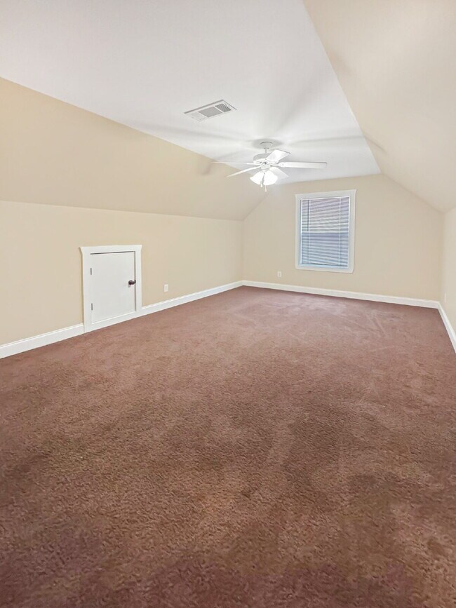 Building Photo - Gorgeous Home Available Immediately in City of Gainesville!