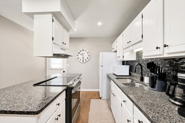 Building Photo - 17642 Front Beach Rd