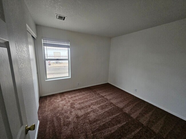 Building Photo - 3 Bedroom House w/ 3 Car Garage in Fort Mo...