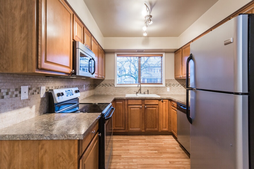 kitchen - 5703 N Commercial Ave