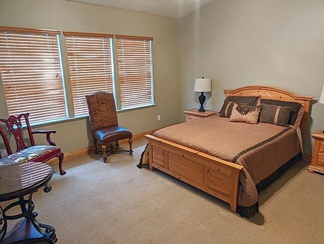 Building Photo - Beautiful Fully Furnished Jordanelle Townhome