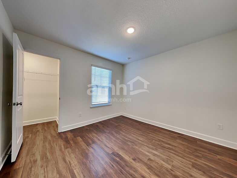 Building Photo - 975 Tan Tara Trl