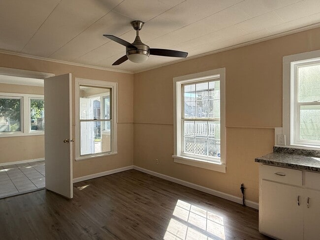 Building Photo - 1st FL BEDROOMS, 1ST FL LAUNDRY. MOVE-IN R...