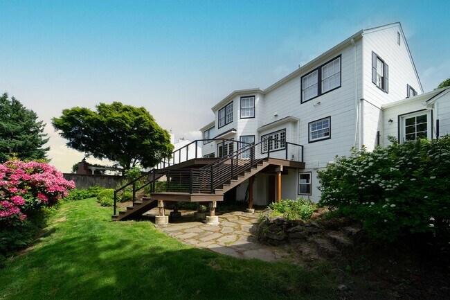 Building Photo - Stunning Luxurious Home with City Views!