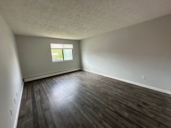 Building Photo - Spacious 2 Bedroom, 1 Bathroom On The West...