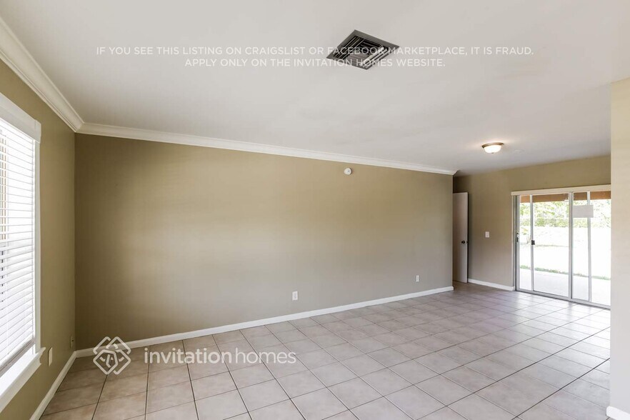 Building Photo - 1382 Woodcrest Rd E