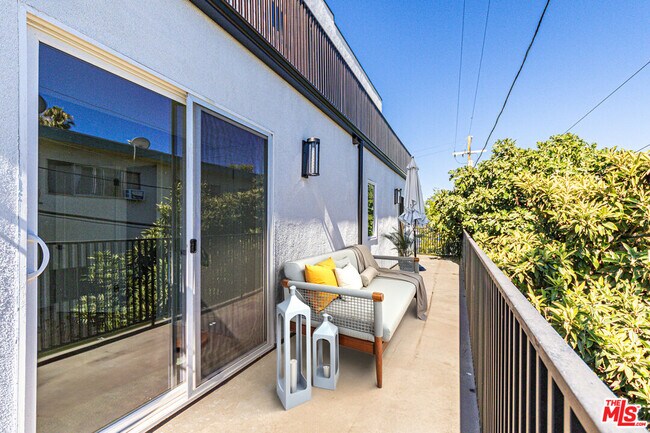 Building Photo - 6021 1/2 Romaine St