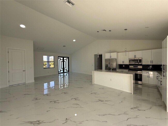 Building Photo - 2620 NE 22nd Ave