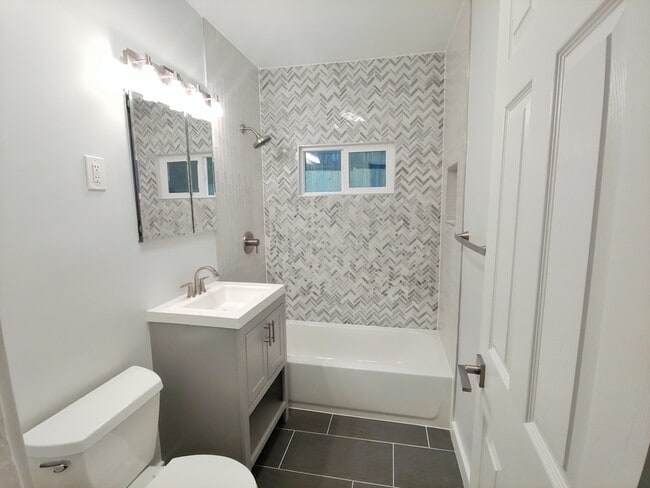 Building Photo - 2510 Jamaica Dr