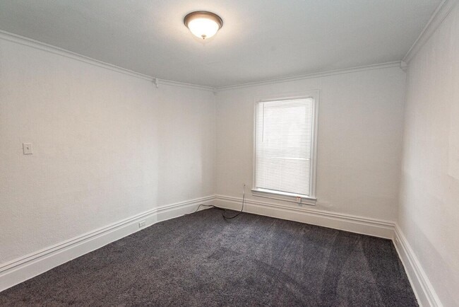 Building Photo - Stunning 5 bedroom home in Brookline available May 1!