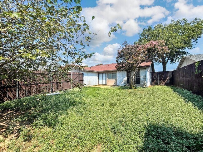 Building Photo - Effortless Living in a Beautifully Modernized Space!