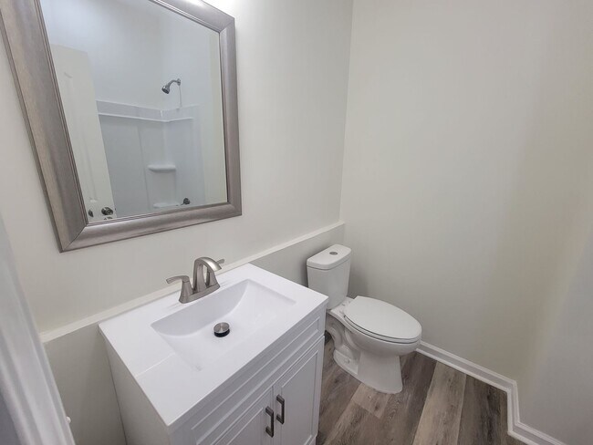 Building Photo - 2122 Circular Dr