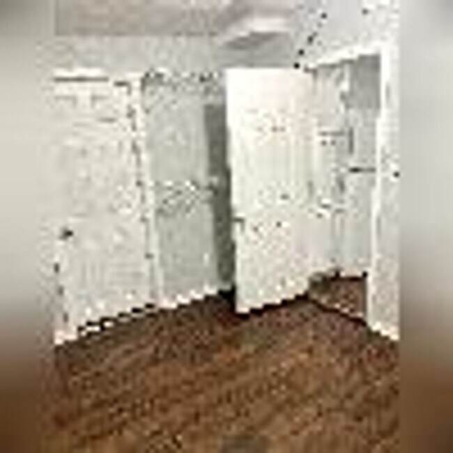 Building Photo - Recetly updated and convenient to downtown!