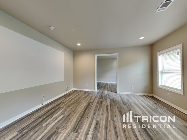 Building Photo - 5030 Glencliff Dr