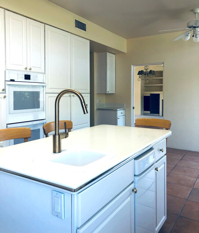 Island kitchen with space for table - 72836 Mesa View Dr