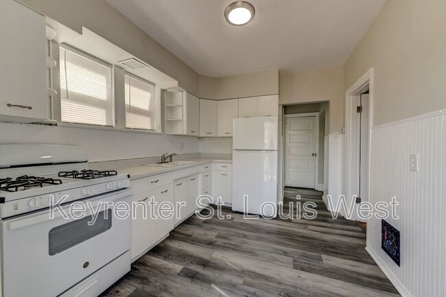 Building Photo - 3953 Tholozan Ave