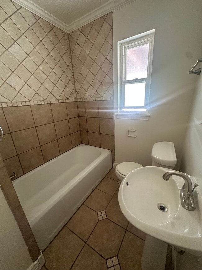 Building Photo - GET $500 OFF THE FIRST MONTHS RENT!!!!