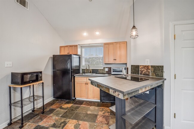 Building Photo - 16302 Crossfield Dr