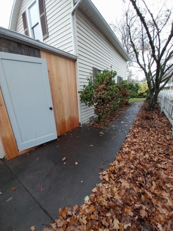 Building Photo - 711 SW I St