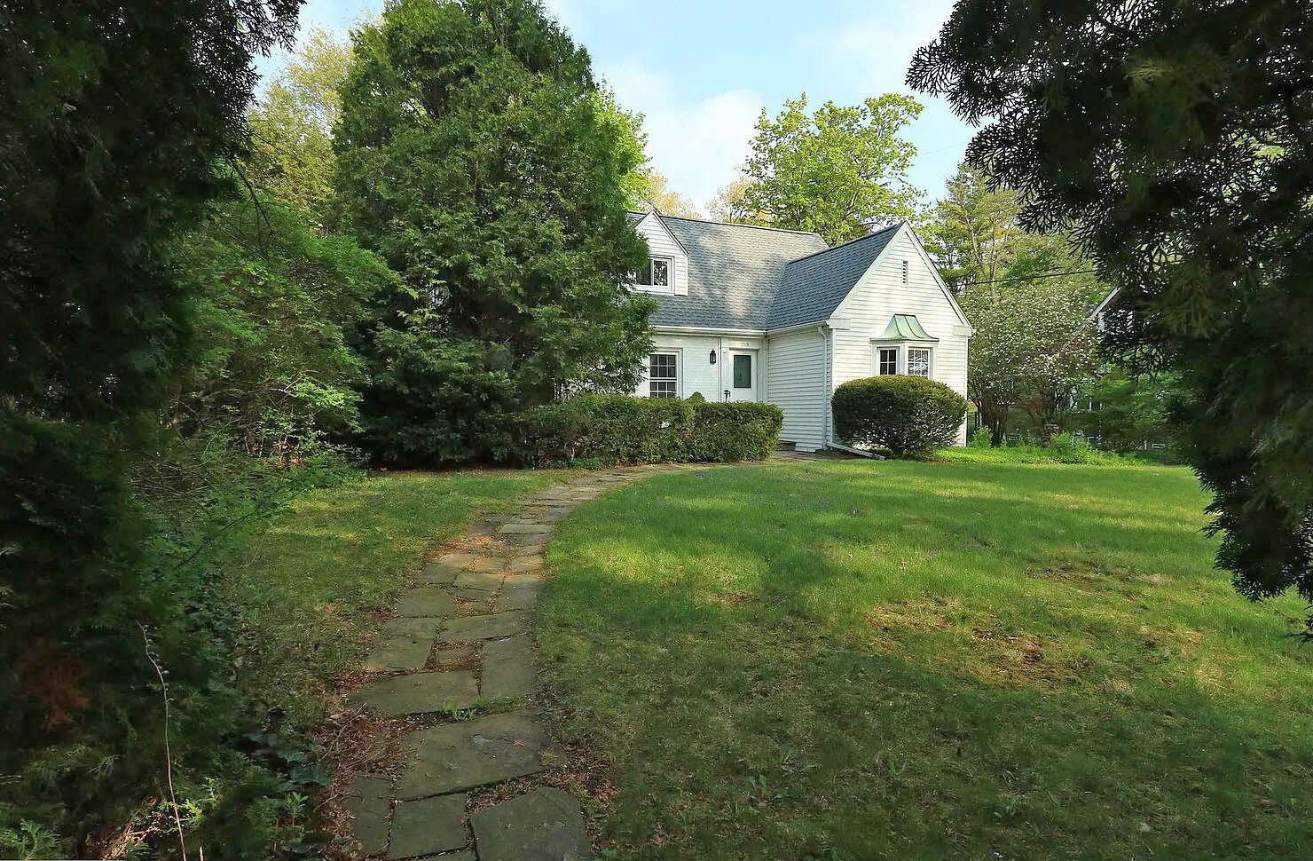 Building Photo - 215 E Irvin Ave