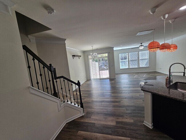 Building Photo - Well Maintained Large townhome in Steele Creek