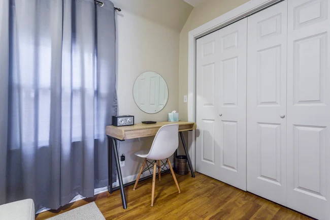 Main Bedroom: Queen bed, vanity and closet. - 336 Circle Ave