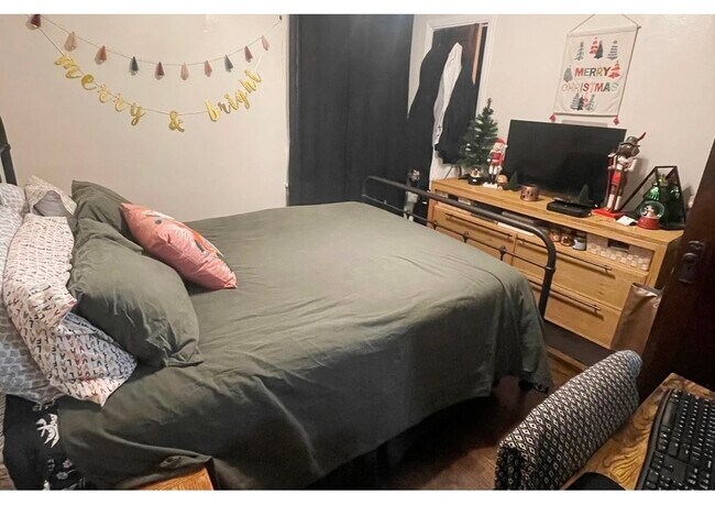 Building Photo - 3819 N Greenview Ave