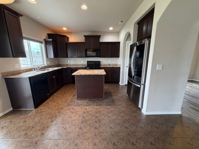 Building Photo - Check out our move in special on this charming Very Spacious 2-Story Home for Rent in Pasco, WA!