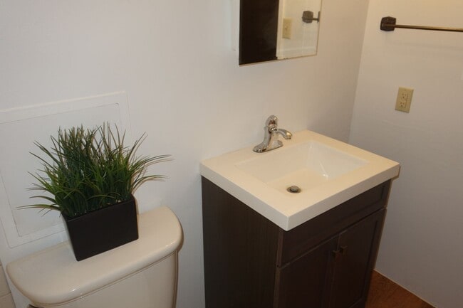 Building Photo - 2 bedroom, 1 bath, 2 parking in Waikalani Woodlands