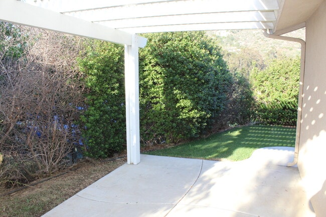 Building Photo - Single Level Fallbrook Home with 3 Bedrooms plus Office/Den.