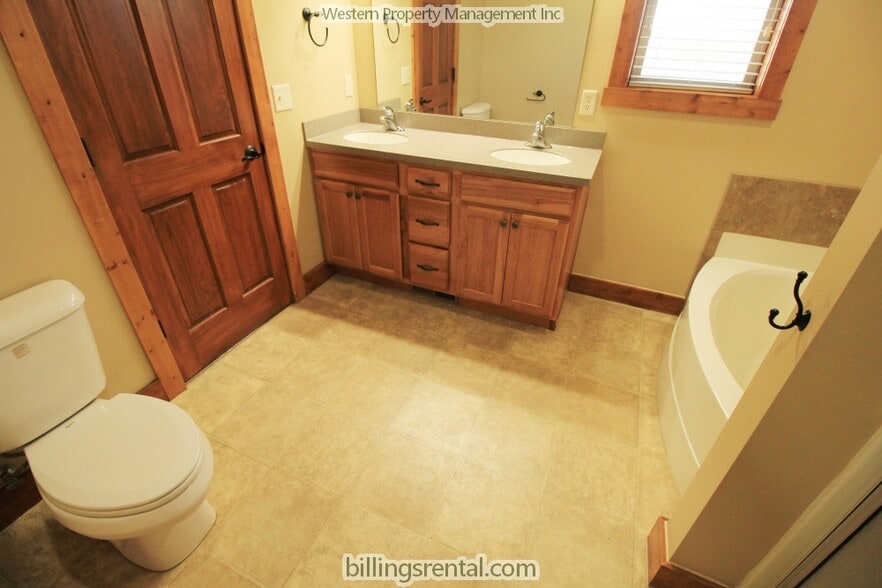 Master Bathroom - 2027 Lakehills Dr