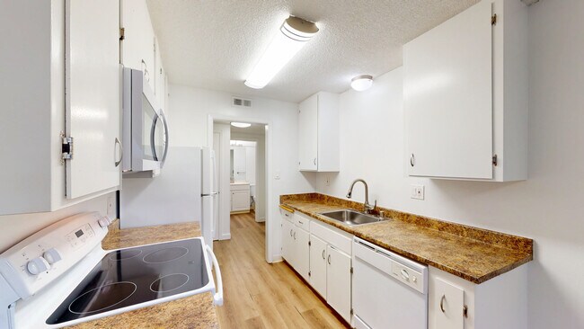 Building Photo - 827 Las Gallinas Ave