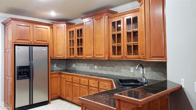 Building Photo - 4 br, 3.5 bath House - 5205 South 43rd Street