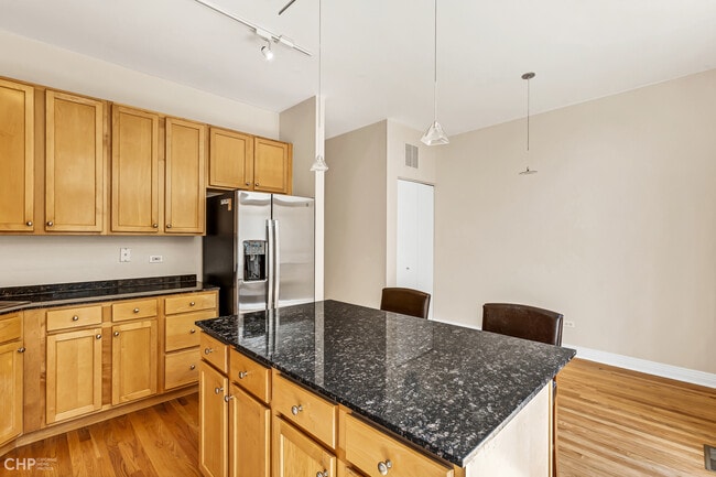 Building Photo - 530 N Peoria St