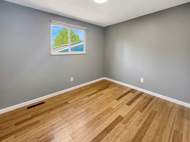 Building Photo - $0 DEPOSIT OPTION. CHARMING 4BED/2.5BATH I...